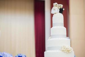 weiße Hochzeitstorte mit Blume foto