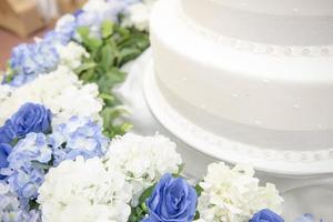 weiße Hochzeitstorte mit Blume foto