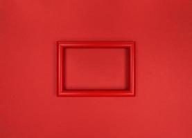Rahmen an der Wand, minimalistisches rotes monochromes Foto.