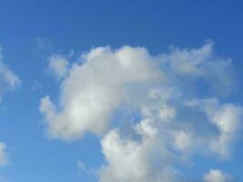 hell Blau Himmel mit Weiß Wolke Foto. klar Sommer- Himmel Hintergrund Design zum Hintergrund. foto