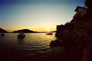 Boote auf dem Wasser bei Sonnenuntergang foto