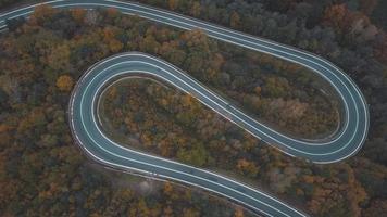 Luftaufnahme der kurvigen Straße auf den Bergen im Süden Polens im Herbst foto