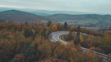 Luftaufnahme der kurvigen Straße auf den Bergen im Süden Polens im Herbst foto