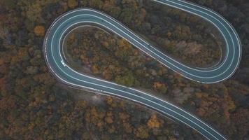 Luftaufnahme der kurvigen Straße auf den Bergen im Süden Polens im Herbst foto