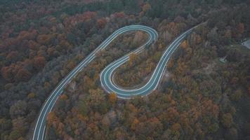 Luftaufnahme der kurvigen Straße auf den Bergen im Süden Polens im Herbst foto