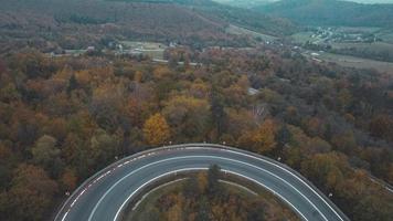 Luftaufnahme der kurvigen Straße auf den Bergen im Süden Polens im Herbst foto