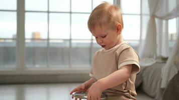 glücklich Kind beim heim. wenig Kleinkind Junge Fahren groß Jahrgang Spielzeug Auto und haben Spaß. lächelnd Kind spielen beim heim. Baby Junge spielen mit Spielzeug im Leben Zimmer drinnen. foto