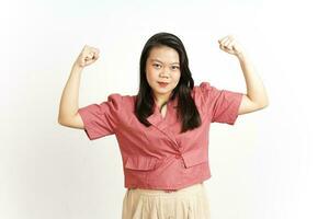 zeigt Stärke und Arme der schönen asiatischen Frau isoliert auf weißem Hintergrund foto