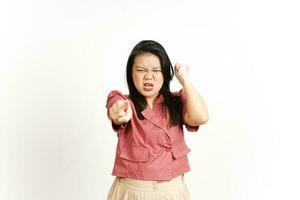 zeigen beim Sie mit wütend Geste von schön asiatisch Frau isoliert auf Weiß Hintergrund foto