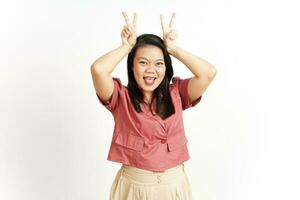 zeigen Frieden Finger Zeichen von schön asiatisch Frau isoliert auf Weiß Hintergrund foto