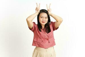 zeigen Frieden Finger Zeichen von schön asiatisch Frau isoliert auf Weiß Hintergrund foto