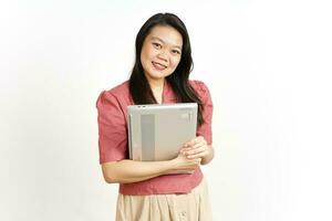 suchen beim Kamera und halten Laptop von schön asiatisch Frau isoliert auf Weiß Hintergrund foto