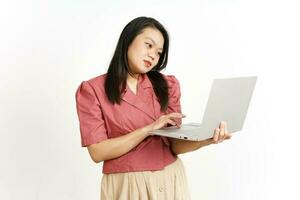 Stehen und Arbeiten mit Laptop von schön asiatisch Frau isoliert auf Weiß Hintergrund foto