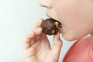 Junge Essen gesund Kunst Schokolade Süßigkeiten mit Nüsse foto
