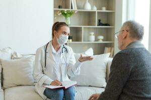 weiblich Arzt Prüfung älter Senior Mann im Arzt Büro oder beim heim. alt Mann geduldig und Arzt haben Beratung im Krankenhaus Zimmer. Medizin Gesundheitswesen medizinisch Untersuchung. Besuch zu Arzt. foto