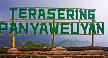 schön Aussicht von terrassiert Gemüse Plantage, Majalengka, Westen Java, Indonesien foto