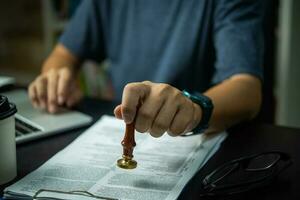 geschäftsmann, der mit genehmigtem stempel auf dokumentvertrag stempelt. Geschäftsmarketing-Investitionen des Informationsrechtskonzepts. foto