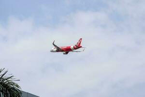 Neu Delhi, Indien, April 16 2023 - - Luft Asien Airbus a320 nehmen aus von indra Gandhi International Flughafen Delhi, Luft Asien inländisch Flugzeug fliegend im das Blau Himmel während Tag Zeit foto