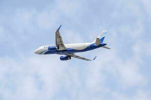 Neu Delhi, Indien, April 16 2023 - - Indigo Airbus a320 nehmen aus von indra Gandhi International Flughafen Delhi, Indigo inländisch Flugzeug fliegend im das Blau Himmel während Tag Zeit foto