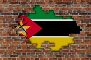 3d Flagge von Mozambique hinter das gebrochen alt Stein Mauer Hintergrund. foto