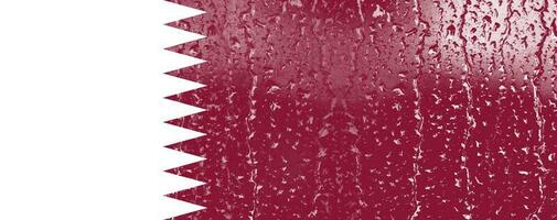 3d Flagge von Katar auf ein Glas mit Wasser fallen Hintergrund. foto