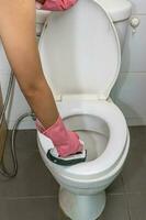 Frau Reinigung Toilette foto