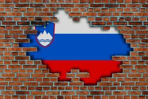 3d Flagge von Slowenien hinter das gebrochen alt Stein Mauer Hintergrund. foto