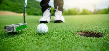 schließen oben Golf Ball auf Grün Gras Feld foto