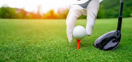 schließen oben Golf Ball auf Grün Gras Feld foto