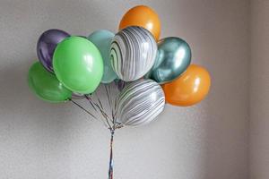 bunte Luftballons in einem Bündel. Party, Urlaub, Geburtstag foto