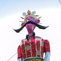 ravnans Sein entzündet während Dussera Festival beim ramleela Boden im Delhi, Indien, groß Statue von Ravana zu erhalten Feuer während das Messe von Dussera zu feiern das Sieg von Wahrheit durch Herr Rama foto