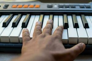 Nahansicht von Klavier Schlüssel. Klavier schwarz und Weiß Schlüssel und Klavier Tastatur Musical Instrument platziert beim das Zuhause Balkon während sonnig Tag. foto