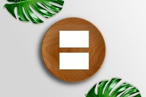 leer Weiß Geschäft Karten Modelle, hölzern Platte, aralia und Monstera Blatt isoliert auf Weiß Tabelle Hintergrund. modern Vorlage zum branding Identität. tropisch Design. foto