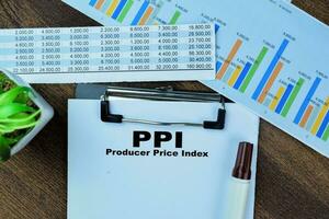 Konzept von ppi - - Produzent Preis Index schreiben auf Papierkram isoliert auf hölzern Tisch. foto