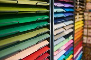 Regale mit Farbe Papier zum Design, Scrapbooking, Pastell- und Aquarell Gemälde im Büro liefern und Schreibwaren Geschäft foto