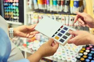 Nahansicht Aquarell Palette im Hände von ein Verkäufer im Schule Schreibwaren oder Kunst Geschäft. malen. Kreativität. Hobby. fein Kunst foto