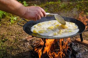 Kartoffel auf Pflugscheibenkocher. Kartoffeln auf dem Scheibengrill. foto