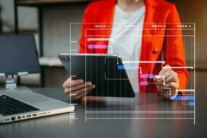 Arbeits- und Aktualisierungsaufgaben des Projektmanagers mit Meilenstein-Fortschrittsplanung und Gantt-Diagramm-Planungsdiagramm. geschäft, das mit smartphone, tablet und laptop arbeitet foto