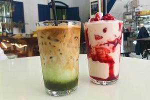 Grüner Tee und Erdbeer-Smoothie-Dessert im Laden foto