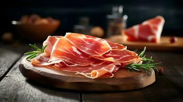 Italienisch Prosciutto Crudo oder Jamon mit Rosmarin. roh Schinken. foto