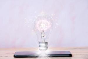Energiesparlampe auf Tisch- und Geschäftswachstumskonzept und neue Ideeninnovation ideas