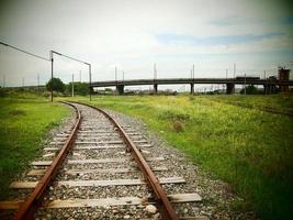 eine verlassene Gegend mit alten fleckigen Eisenbahnen foto