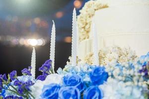 weiße Hochzeitstorte mit Blume foto