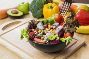 Salat auf Holztisch, gesundes Lebensmittelkonzept foto