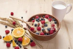 gesunde Frühstückszutaten auf Holztisch, gesundes Lebensmittelkonzept