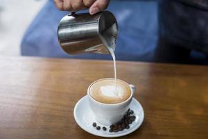 Zubereitung von Latte-Art-Kaffee