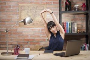 schöne Frau entspannt sich im modernen Homeoffice foto