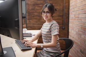 schöne Frau arbeitet im Homeoffice foto