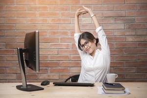 schöne Frau entspannt sich im modernen Homeoffice foto