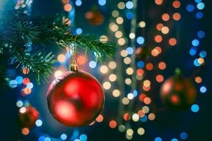 Weihnachtsschmuck auf Bokeh-Hintergrund mit unscharfen Lichtern foto